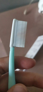 纳米牙刷，软硬度正好，刷起牙来很安全