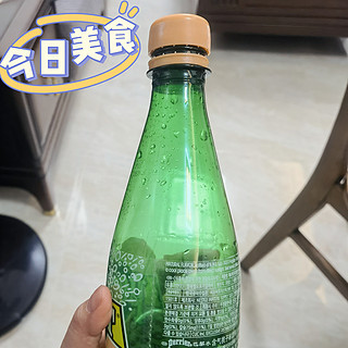 桃子味道的气泡水！但是不好喝QAQ