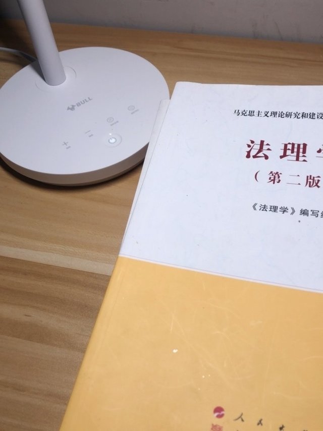 光线亮度：光线自然均匀，光度能调节的亮度