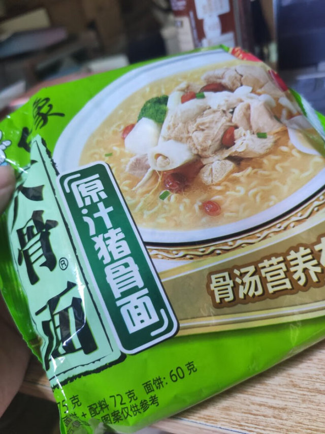 吃惯了红烧牛肉面，吃大骨面换换口味，面条