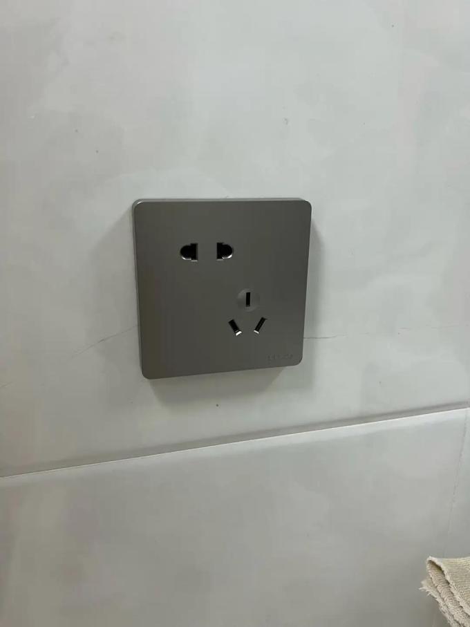 德力西插座