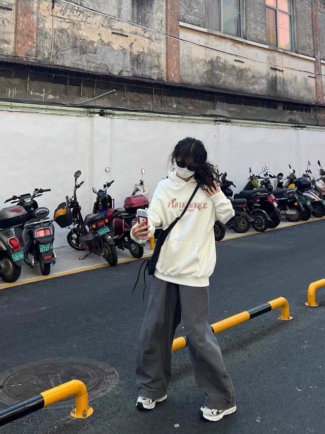白色连帽卫衣