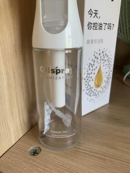 平时煎东西，都用喷油壶啦！玻璃瓶的材质用