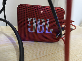 一个插满线的JBL蓝牙音箱