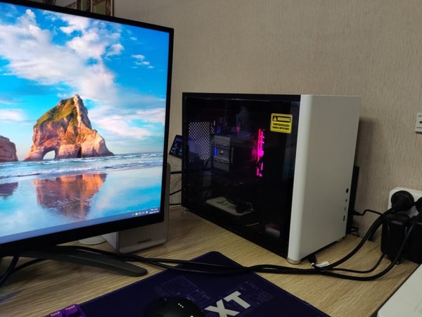 这款机箱大小适中，摆在桌子上颜值也非常高