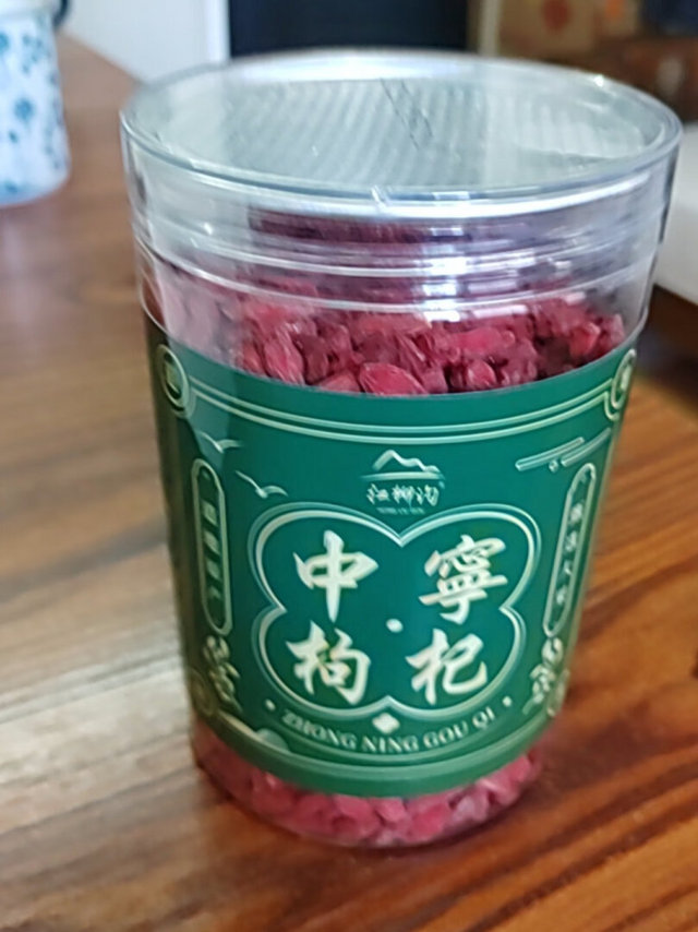 枸杞是好东西，泡茶煲粥炖汤等等都可以吃，