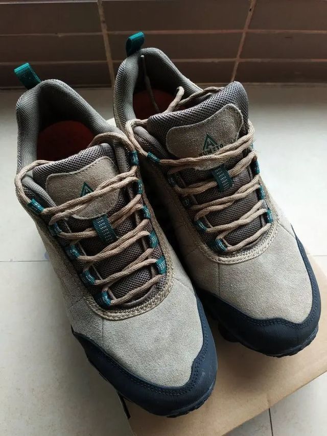 徒步鞋做工感觉很扎实很舒服，也很合脚