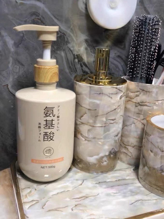 儒意洁面乳