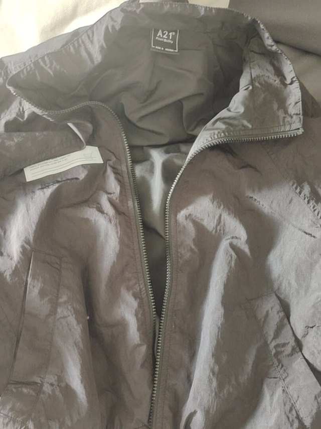衣服很漂亮，短款的，黑色很白搭，要是后面