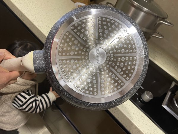 锅材质非常厚实的,很有质感,开锅试用也非