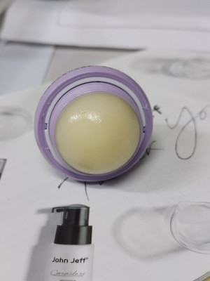 超级好吃的棒棒糖润唇膏