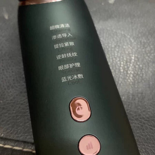 肤色有所提亮，眉心的淡淡细纹真的没有了