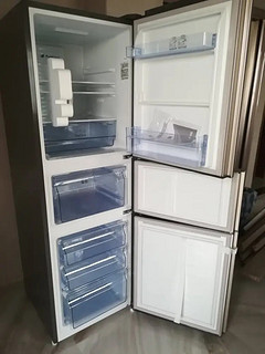 非常不错的一款冰箱，外观设计简约时尚