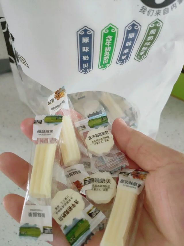 给宝宝买的奶片，奶味很浓，大人也一起吃