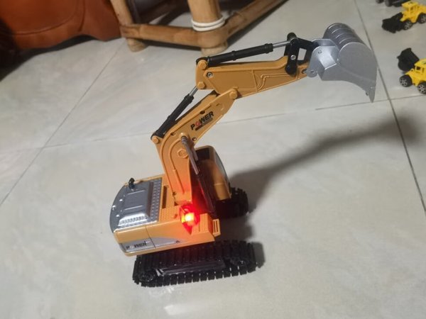 这挖掘机不错，孩子爱不释手，很仿真，控制