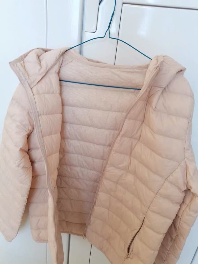 羽绒服便宜且轻便。适合冬天在办公室穿。薄