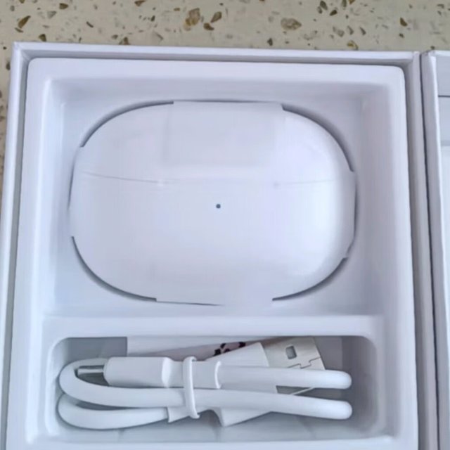 音质不错，日常降噪完全够用，手感也挺棒，