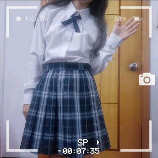 果然深色格裙最有感觉