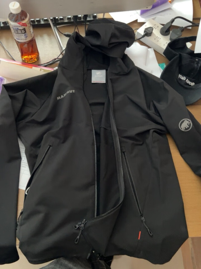 
衣服很薄，袖子很小，不适合手臂粗的人，