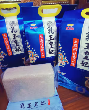 大米真的是爱了外形圆润入口微甜味道清香