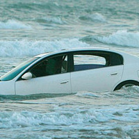 车子掉到水里，门真的会打不开，怎么自救
