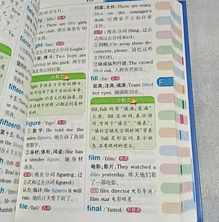 四色印刷的，字体很大，用起来很方便