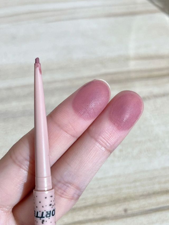 惹人怜爱的眼线胶笔