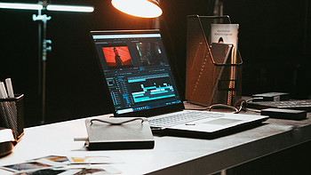 创作者的生产力桌面-华硕无畏Pro15 2022笔记本为核心的开箱布置