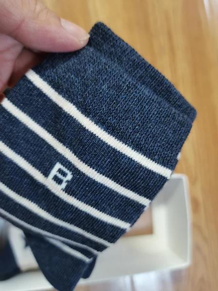 袜子弹性很好, 穿在脚上很舒服很柔软
