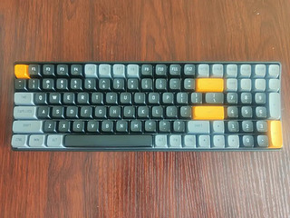 键盘黄轴打字很丝滑，米白色颜值在线