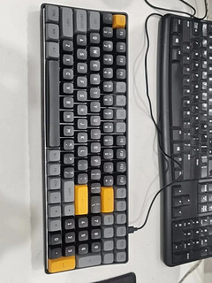 键盘黄轴打字很丝滑，米白色颜值在线