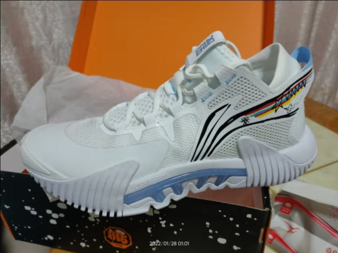 李宁篮球鞋