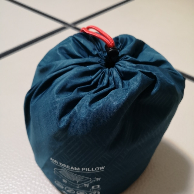 枕头很漂亮，质量看上去很美，手感舒适，软