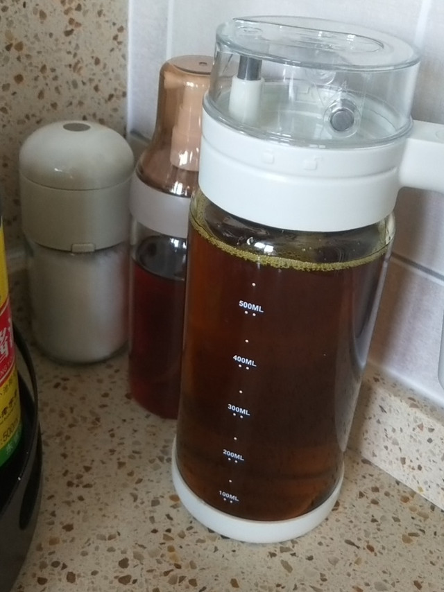 
一起买了他们家的油壶，小喷油壶，还有调