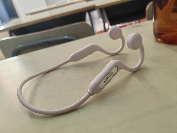 这个耳机很不错，戴起来很舒服感觉也很轻