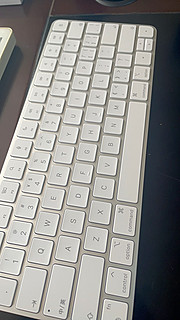 苹果妙控键盘，小贵，但是兼容性好
