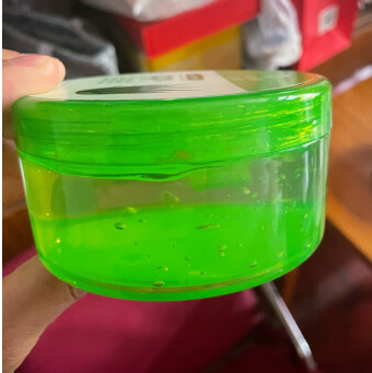 这款芦荟胶质地晶莹剔透，补水效果非常好。