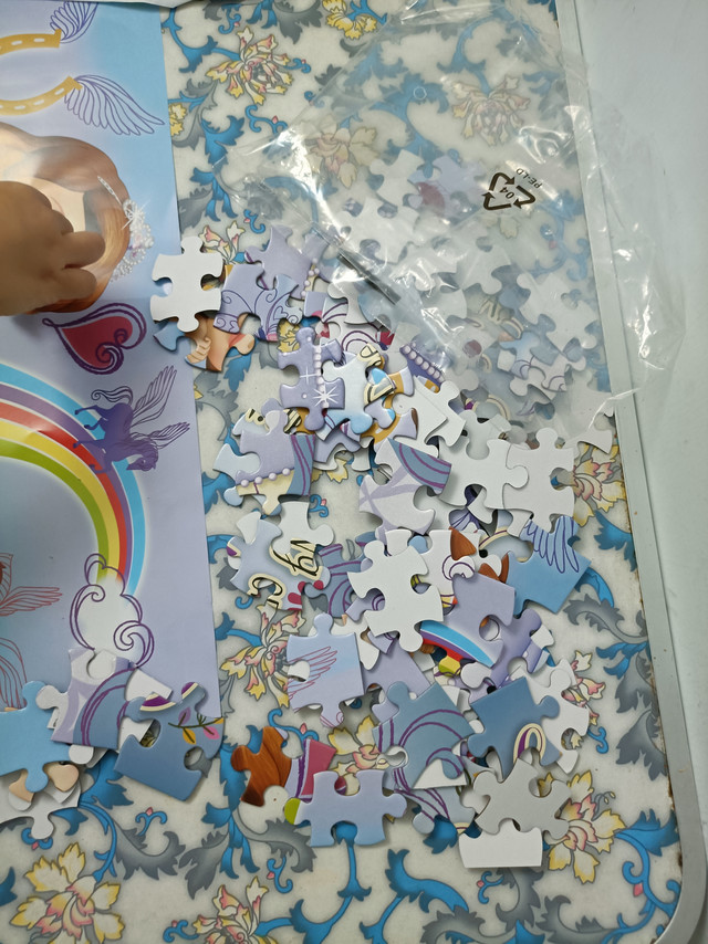 拼图质量很好，孩子很喜欢，打开就开始拼起
