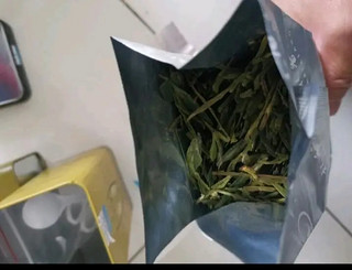 茶叶很整齐没有多余的碎渣，泡茶很清澈