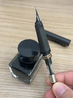 墨水很好用，配合这只钢笔用起来很是顺滑。