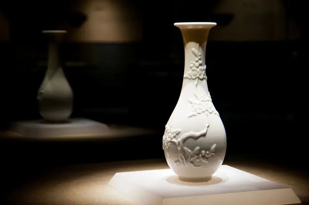 清中期德化窑贴花瓶 ©图源网络