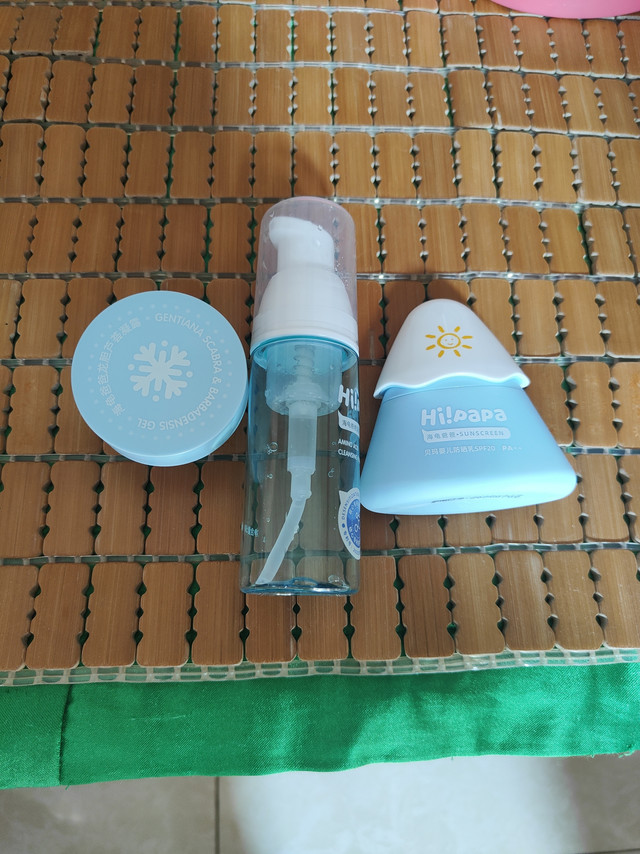
青春期的孩子脸上还是比较油腻的，买来给