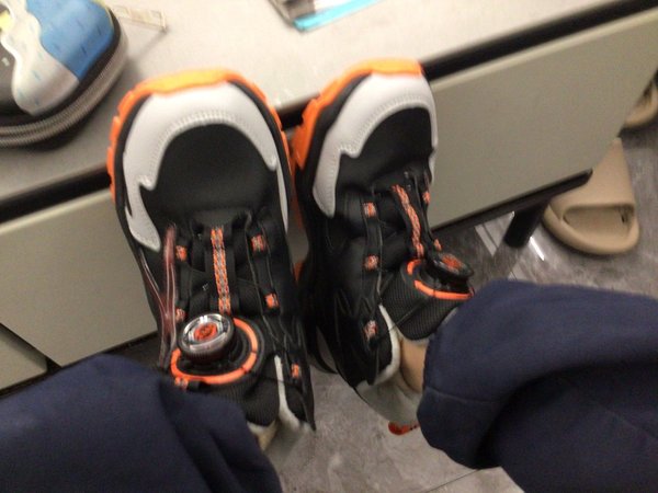 鞋子很好看上脚很舒服合适底很柔软弹