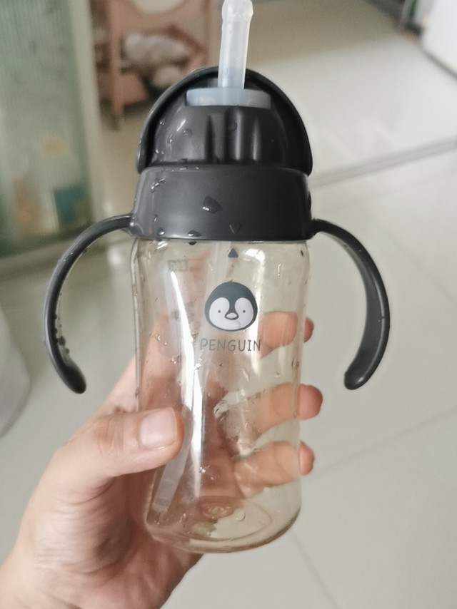 小朋友很喜欢用，材质透明无气味，非常耐摔