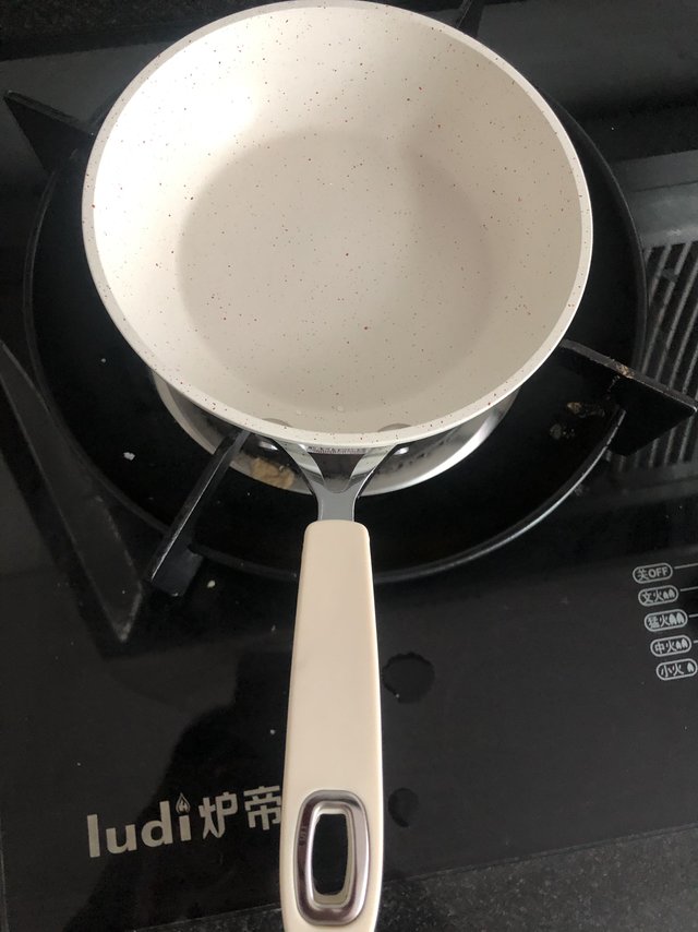手柄很有质感，锅身颜值很高，一次性买了三