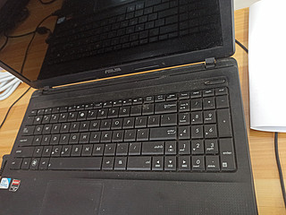 全键盘的华硕笔记本电脑，用起来就是舒服。