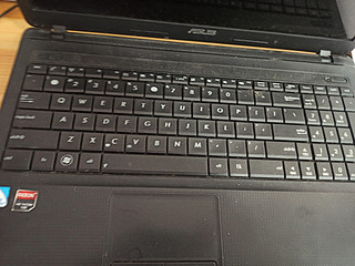 全键盘的华硕笔记本电脑，用起来就是舒服。