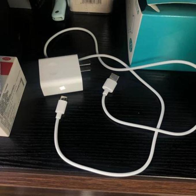 苏宁极物充电器