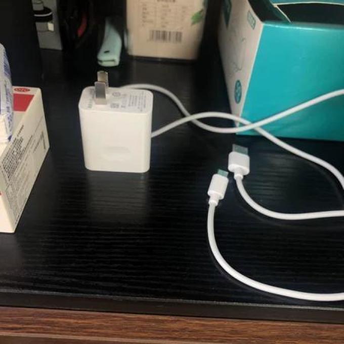 苏宁极物充电器