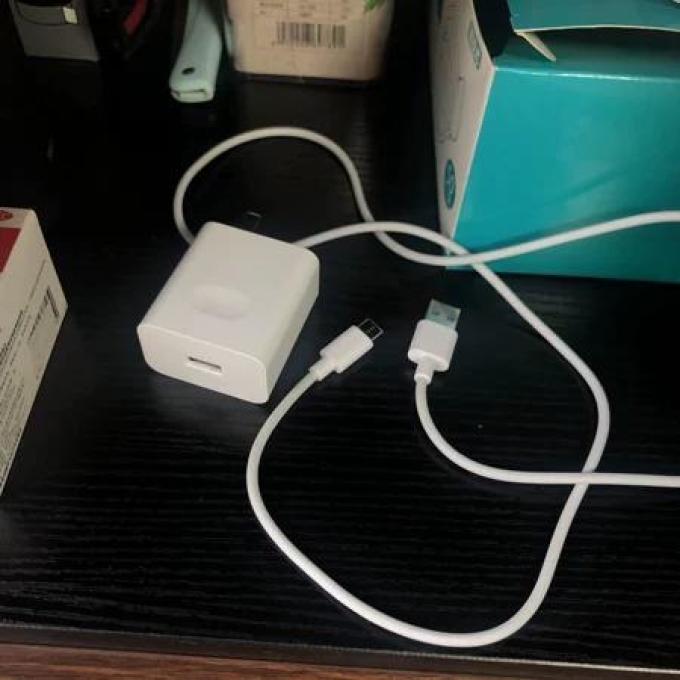 苏宁极物充电器